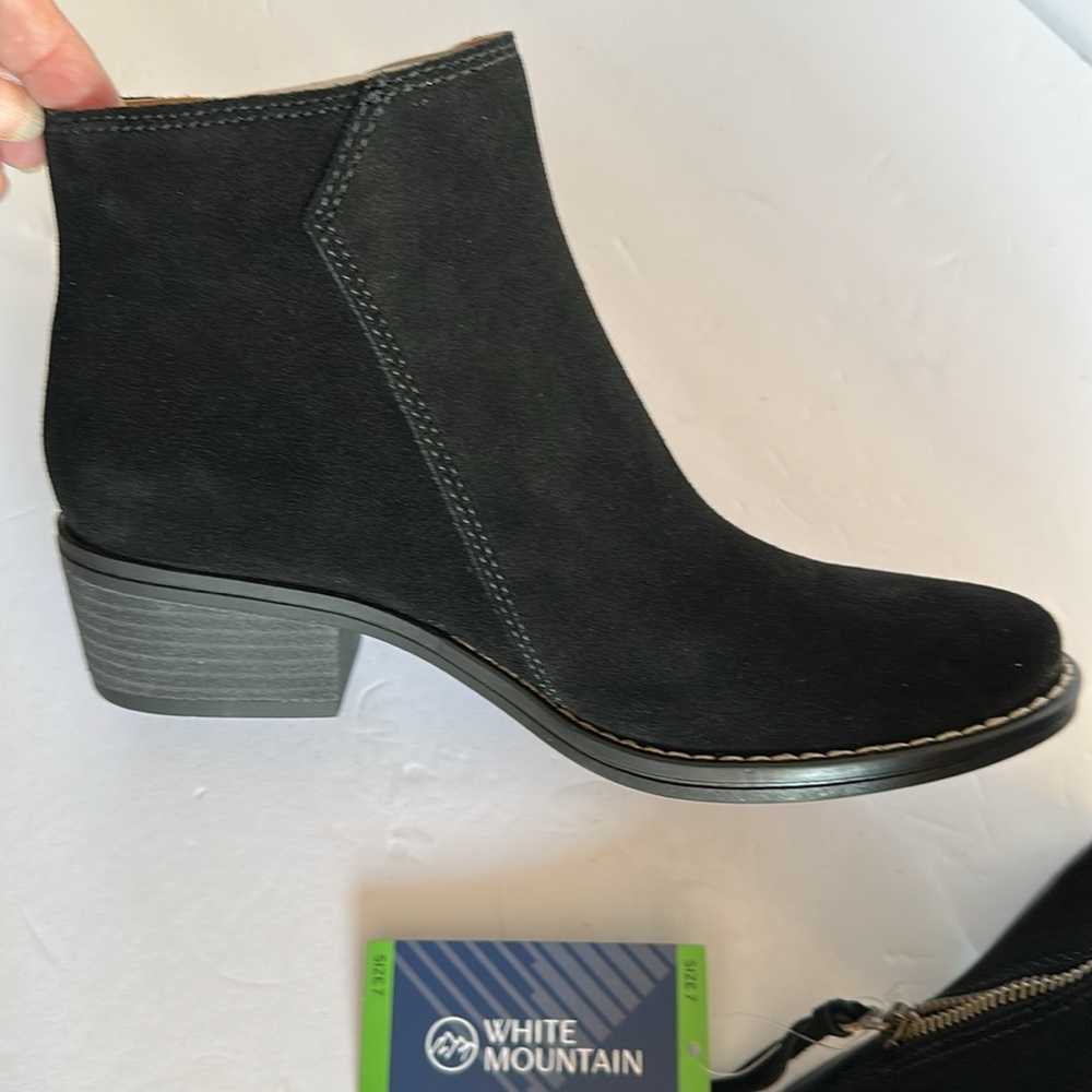 White Mountain Woman’s Ankle Boot Genuine Leather   Size 9